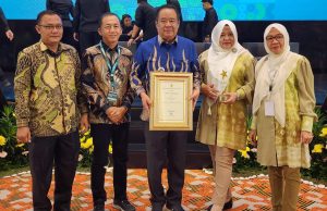 Dinilai Wujudkan Transformasi Kesehatan, Cik Ujang Terima Penghargaan dari Kemenkes