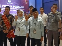 Santai Sambil Tebar Senyum Lidyawati-Haryanto Ikuti Debat Kandidat