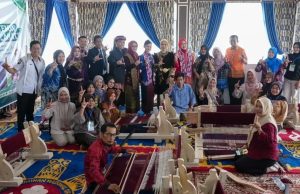 Kain Perelung Terancam Punah, Febrita Herman Deru dan Widia Ningsih Turun Tangan Selamatkan Warisan Lahat